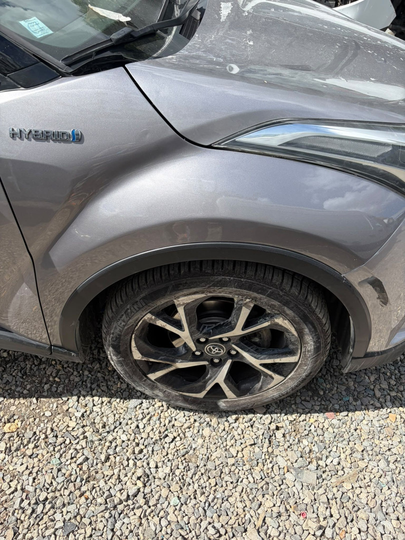 Passage de roue avant d'un SUV gris, réparé et repeint